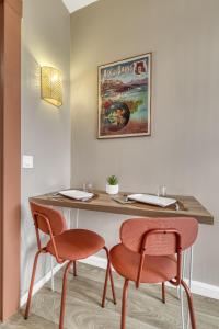 Appartements Studio Victoria SPA, au coeur du centre-ville CABINE HAMMAM -WIFI -GRAND LIT DOUBLE QUEEN SIZE 160x200cm : photos des chambres