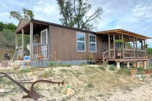 Cozy Hillside Texas Hill Country Cabin for Romantic Getaways near San Antonio - Ingram