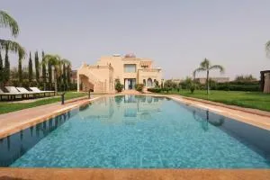 Splendide Villa 5 chambres de luxe PRIVATISEE avec Cuisinière - Piscine chauffée - Jacuzzi & Hammam - Had Abdallah Rhiat