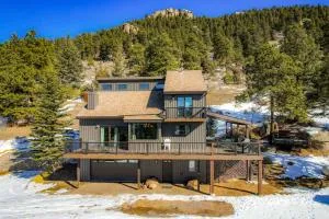 Deluxe Rental Cabin with Private Hot Tub in Wilderness of Evergreen, Colorado - 埃弗格林