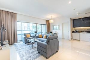 Spacious 1BR - Balcony & Pool View - Capital Bay