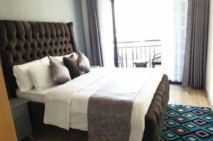 Garden View Haven Executive apartment with amazing city views ,gym ,ample parking space, heated swimming pool and proximity to major shopping malls