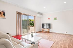 Modern retreat- private entrance - free parking