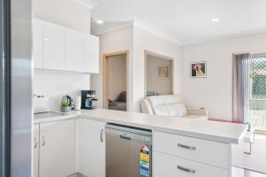 Modern retreat- private entrance - free parking