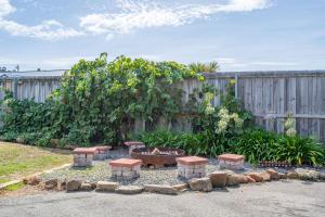 Modern retreat- private entrance - free parking