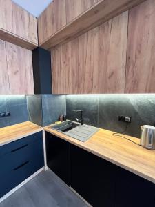 Industrial Designer Style 5 Persons 24 7 Check In
