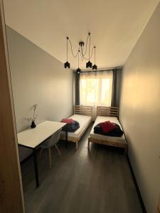 Industrial Designer Style 5 Persons 24 7 Check In