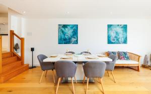 Creek View - A Tranquil Waterside Retreat with a Touch of Luxury and Pontoon