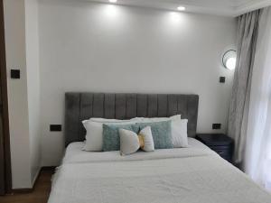 executive elegant wanderers rest three bedroom apartment with amazing city views, swimming pool ,gym and private ample parking space which offers not only comfortable but also luxurious lifestyle