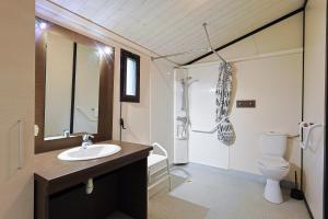 Maisons de vacances Les Lingoustes - Cottage climatise avec piscine : photos des chambres