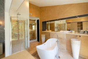 B&B / Chambres d'hotes Maison Prestige Saint Tropez by Roberto Geissini : photos des chambres