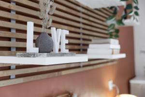 Appartements Studio Victoria SPA, au coeur du centre-ville CABINE HAMMAM -WIFI -GRAND LIT DOUBLE QUEEN SIZE 160x200cm : photos des chambres