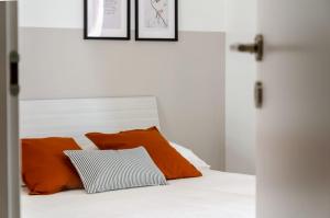 Metropolitan Home Gonin