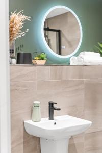 One Bed Apartment - Central Stay - Modern Comfort