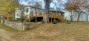 Charming Farmhouse Glamping Cabin in Sparta, Tennessee - Silver Point