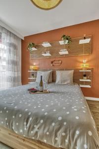 Appartements Studio Victoria SPA, au coeur du centre-ville CABINE HAMMAM -WIFI -GRAND LIT DOUBLE QUEEN SIZE 160x200cm : photos des chambres