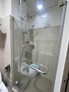 Aesthetic Unit Near PICC and MOA