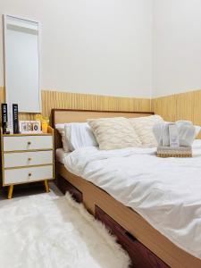 Aesthetic Unit Near PICC and MOA