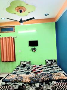 radhe ji homestay AC or non ac