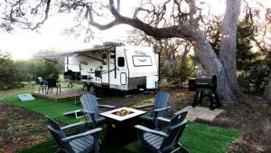 Texas Glamping Vacations in this Charming Caravan Rental in Dripping Springs - 德里平斯普林斯