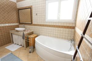 Villas Saint Cyprien Jolie villa climatisee avec piscine et jardin : photos des chambres