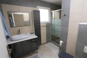 Villas Saint Cyprien Jolie villa climatisee avec piscine et jardin : photos des chambres
