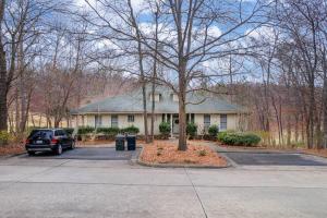 The Clubhouse Hideaway - The Greenview Den