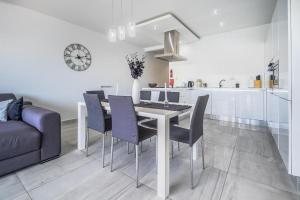 Large & Modern 3BR Seafront Apartment with Large Balcony - Close to Saint Julians, Sliema, & Manoel Island