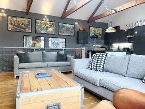 Stylish~Tasteful~2Bed~2Bath~Central~Townhouse