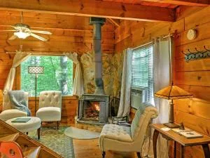 Romantic Woodland Log Cabin with a Wood-Burning Stove in Ellijay, Georgia - Dyke