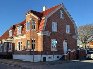 Stort byhus ved havnen i centrum - Tim