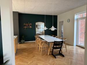 Stort byhus ved havnen i centrum