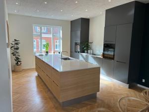 Stort byhus ved havnen i centrum