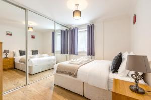 Sunny 1BR Gem Near Canary Wharf with Parking