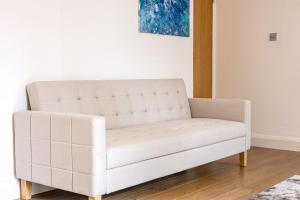 Sunny 1BR Gem Near Canary Wharf with Parking