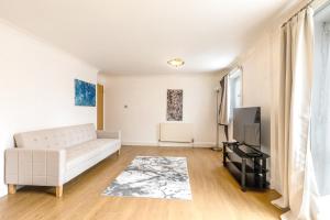 Sunny 1BR Gem Near Canary Wharf with Parking