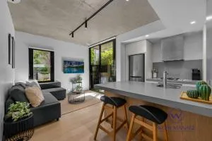 WOW Apartment on Queensberry - Melbourne