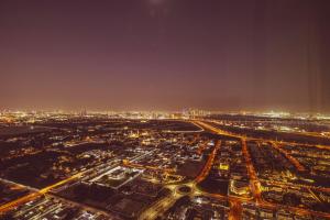 Downtown Chic 2 Bedroom Apartment I Dubai Mall Access I Views of Burj Khalifa from Pool I Free Parking, Gym, Pool & Wi-Fi I by Meerak