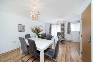 Chic House With Parking And Private Garden