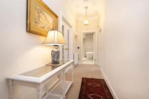 Deluxe 3-bedroom Apartment on Princes Street overlooking Edinburgh Castle