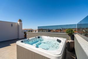 Zara Penthouse with top roof terrace and hot tub