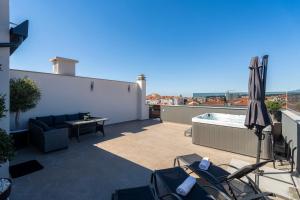 Zara Penthouse with top roof terrace and hot tub