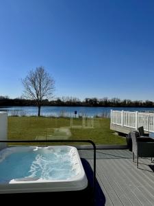 Huckleberry Lodge Hot Tub Cotswold Lakes