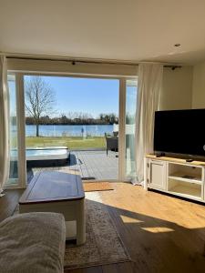 Huckleberry Lodge Hot Tub Cotswold Lakes