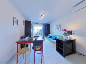 Appartements Appartement 2 pieces avec terrasse et piscine, La Londe-les-Maures - FR-1-826-9 : photos des chambres