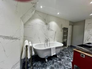 B&B / Chambres d'hotes Chateau de la Rive - Suite Prestige - Chambre 2 personnes : photos des chambres