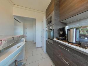 Appartements Appartement T2 climatise avec balcon et parking a La Londe - FR-1-826-1 : photos des chambres