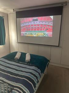 Self-contained en-suite room very close to Wembley stadium