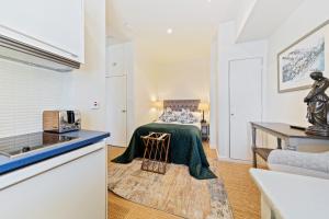 Standard Triple Room room in Vancouver Studios