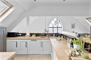 Midholm Chapel, Brixham - Free Parking & Wi-Fi - Close to Harbour & Shops